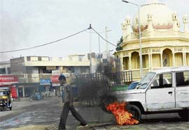 Owing to the uncontrolled burning of waste by motor mechanics in the thickly populated Meera Ghati Chowk area in Karnal, residents of the locality are facing air pollution.