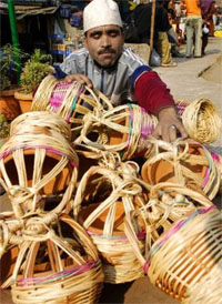 A vendor sells kangri in Jammu. The sale of kangris has gone up as Jammu and Kashmir faces severe cold weather for the past few days.