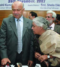 Sheila Dikshit and power minister Sushil Kumar Shinde at the signing of an agreement between NDMC and Power Grid on Wednesday.