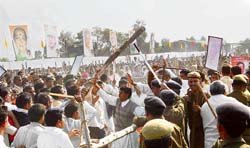 Congress workers owing allegiance to different groups came to near blows minutes before the arrival of Sonia Gandhi to address a rally in Bhiwani on Wednesday. 