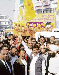 Rakesh Kamboj (third from right), MLA, Indri, flags off the "prachar rath" for the "janhit rally" in Karnal on Wednesday.