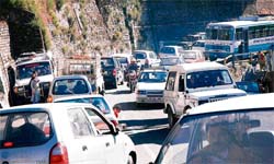 Such traffic jams near Saint Edwards School in the state capital is a common sight as this is the only road connecting New Shimla and Chhota Shimla with old Shimla.
