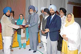 Former Punjab Public Service Commission member Harbhajan Singh Deol honours Sukhwinder Singh of Guru Nanak National College, Doraha