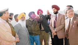 Acting president of SAD Sukhbir Badal, along with chief secretary Ramesh Chander Singh, inspects the Ranjit Sagar Lake site for tourism purposes.