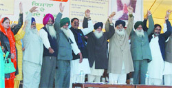 Chief Minister Parkash Singh Badal, state president of the BKU, Ajmer Singh Lakhowal (second from right) with farmer leaders from various states during the 35th Kisan Panchayat held in Moga