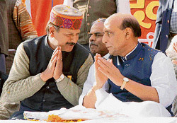 Solan candidate Rajiv Bindal interacts with BJP chief Rajnath Singh (right) during a party rally at Solan