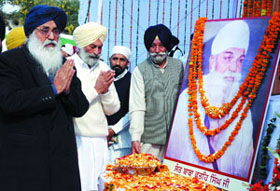Chief Minister Parkash Singh Badal paying tributes to Sant Fateh Singh on his death anniversary at village Badiala in Bathinda