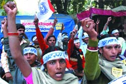 Anti-tobacco activists demand a ban on tobacco products in the Capital on Thursday. 