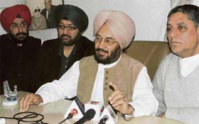 Former finance minister Lal Singh addresses mediapersons in Ludhiana