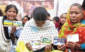 Relatives of Blueline bus victims stage a dharna against the Delhi government in the Capital