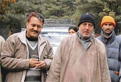 Anupam Kher (in black cap) is seen along with other artistes on the sets of Dastaan at Pahalgam. 