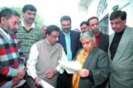 A delegation of the Delhi Traders Association meet Dikshit regarding the sealing operation in unauthorised colonies in the Capital on Friday.