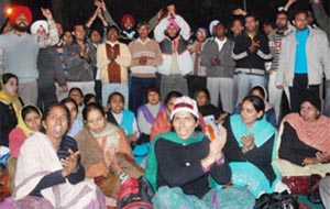The ad hoc and contractual employees of PTU are demanding regularisation.