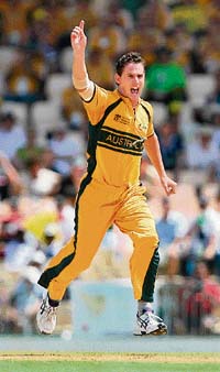 Australian paceman Shaun Taits bowling action has been suspected by New Zealand captain Daniel Vettori .