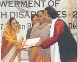 Guru Syed Sallauddin Pasha receives a national award from President Pratibha Patil.