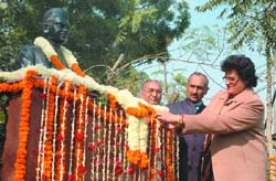 Delhi Mayor Arti Mehra, DPCC president J. P. Aggarwal and Congress MLA Jai Kishan Sharma, during the unveiling of a statue of freedom fighter Ram Charan Aggarwal at ITO in the Capital on Monday.