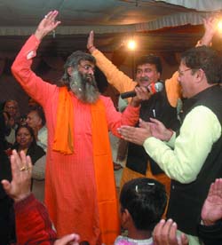 President of the Rashtriya Vichar Manch Roshan Kansal with Baba Satyanarayan Maurya performs at the Rashtriya Kavi Sangam in the Capital on Sunday.
