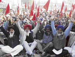 Activists of the Jamhoori Kisan Sabha stage a dharna against the chief agriculture officer in Ludhiana on Monday.