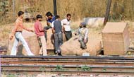 Operators of peti mafia with packages in Ludhiana.