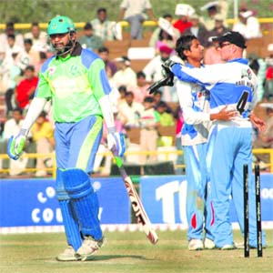 Hyderabad Heroes skipper Inzamam-ul-Haq walks back to the pavilion after being scalped by left-arm spinner Ali Murtaza (C) of Delhi Jets
