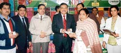 V.K. Goyal, chief executive, Vardhman Spinning and General Mills, distributes prizes among winners of company's maha gold scheme in Ludhiana on Saturday.