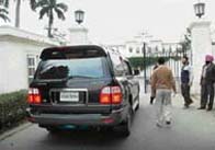 The vehicle with the suitcases of Aroosa Raza enters the main gate of the residence of former Chief Minister Amarinder Singh in Patiala on Sunday.