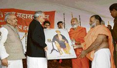 The Chief minister Bhupinder Hooda being presented a portrait of Maharshi Dayanand Saraswati by Achrya Baldev and Acharya Vijaypal of the Gurukul college Jhajjar.