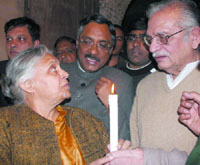 Delhi CM Sheila Dikshit participates in a walk from Town Hall to Ghalib Haveli to mark the birth anniversary of Ghalib. Renowned lyricist Gulzar also walks along.