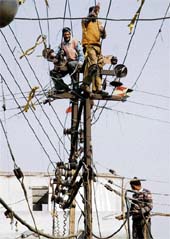 DARE DEVILS: PSEB workers risk their lives to repair power supply line in Ludhiana on Wednesday