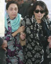 Sanam Bhutto (R), sister of Benazir Bhutto, and her friend Samia Waheed arrive to attend the funeral in their ancestral home in Naudero on Friday.