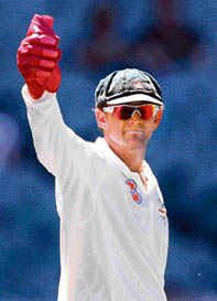 Adam Gilchrist acknowledges the crowd after breaking Ian Healys record for most Test dismissals