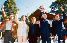 L. K. Advani, Dhumal and other senior leaders greet BJP supporters.