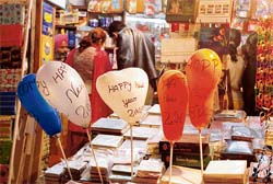A shop in the city is decorated on the eve of New Year.