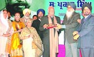 CM Parkash Singh Badal honours veteran journalist Kuldip Nayar at a function in Jalandhar on Tuesday.
