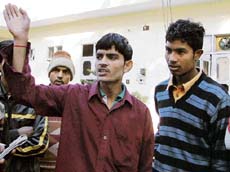 Achhe Lal and Santosh Kumar, both migrant labourers, narrate how they were robbed by two persons posing as cops. 
