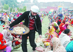 Devotees lined up inside the Qila Mubarak gurudwara for community kitchen (langar) organised to mark the birth anniversary of Guru Gobind Singh in Bathinda
