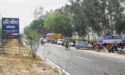Haphazard parking near Shani Mandir on the GT Road near Kohand poses a serious threat to NH users