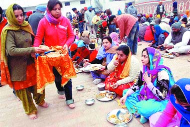 Devotees have a feast during a community kitchen in Jalandhar. 