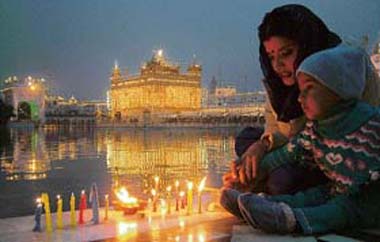 A woman lights candles on the parikarma of the Golden Temple to celebrate the birth anniversary of Guru Gobind Singh on Saturday.