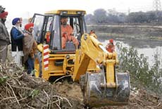 Baba Balbir Singh Seechewal of Kali Bein fame begins the process of cleaning Sidhwan canal in Ludhiana on Sunday. 