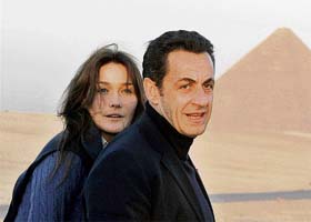 French President Nicolas Sarkozy and his model-turned-singer girlfriend Carla Bruni pose near the Great Pyramids of Giza, on the outskirts of Cairo