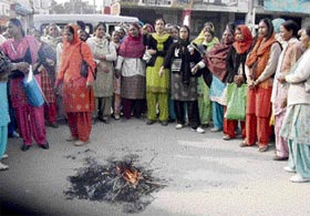 Anganwari workers burning CMs effigy at Tehsil Road Jagraon.
