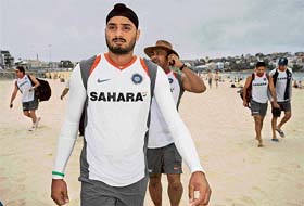 Harbhajan joins team mates for a walk along Sydneys Bondi Beach