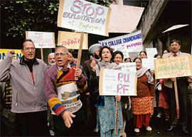Members of the MCM and DAV College Employees Unions stage a protest against the DAV management in front of the administrative block where the PU syndicate meeting was held.