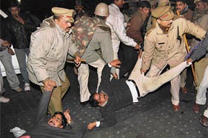 Samajwadi Party workers are arrested during a demonstration in Lucknow on Tuesday night.