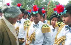 Chief Minister Sheila Dikshit intracts with NCC cadets during her visit to the NCC Republic Day camp in the Capital