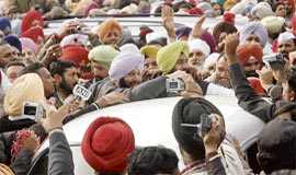 Capt Amarinder Singh surrounded by mediapersons at the district sessions court in Ludhiana after the hearing in the City Centre Project Scam case.