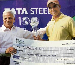 Mukesh Kumar (R) receives a cheque from B Muthuraman, managing director of Tata Steel, after winning the Tata Open golf tournament in Jamshedpur on January 6