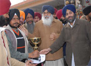 Punjab CM Parkash Singh Badal and MP Sukhbir Badal handing over awards to the winners on the concluding day of the Animal Fair at Maghi Mela in Muktsar