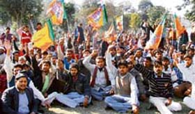 Shopkeepers stage a dharna near the Sherpur police post in Ludhiana on Sunday.